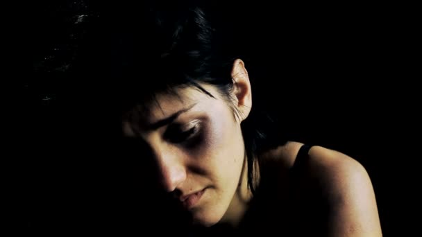Женщина с синяками после домашнего насилия
 - Кадры, видео