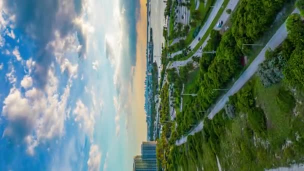 Pionowe wideo z powietrznym hiperlapsem Miami Beach 4k - Materiał filmowy, wideo