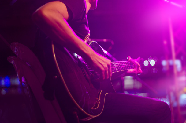 Гитарист на сцене для фона, мягкой и размытой концепции
 - Фото, изображение