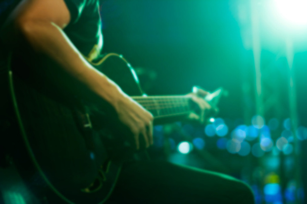 Kytarista na jevišti pro pozadí, měkké a rozmazání koncepce - Fotografie, Obrázek