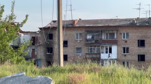 Beschadigd en afgebrand Multi Storey Residential Building in Oekraïne, in de buurt van Kiev. Muren, gebroken ramen van gebouwen. Oorlog in Oekraïne. Genocide door Rusland  - Video
