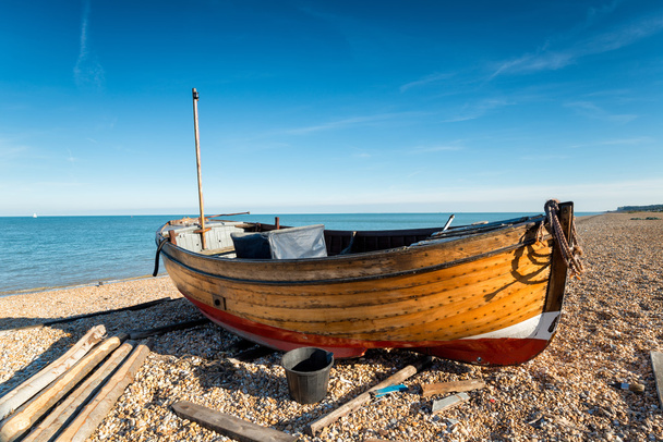 Fából készült csónak a parton - Fotó, kép