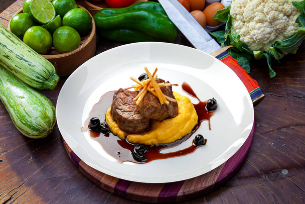 Filet mignon with mashed food - Foto, Imagen