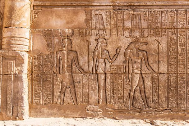 Κομ Όμπο, Ασουάν, Αίγυπτος. Χαραγμένη τοιχογραφία με τον κροκόδειλο θεό Sobek στο ναό Kom Ombo. - Φωτογραφία, εικόνα