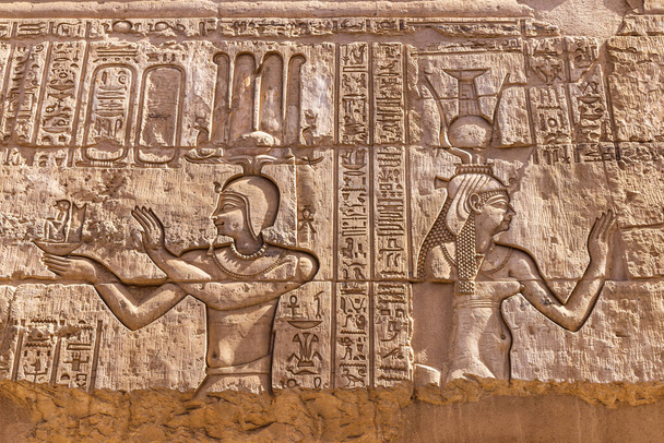 Ком Омбо, Асуан, Египет. Вырезанная фреска в храме Ком Омбо. - Фото, изображение