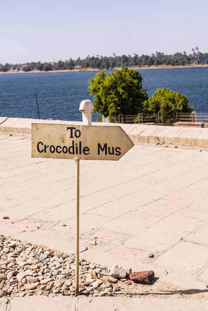 Kom Ombo, Assuan, Ägypten. Hinweisschild zum Krokodilmuseum am Nil bei Kom Ombo. - Foto, Bild