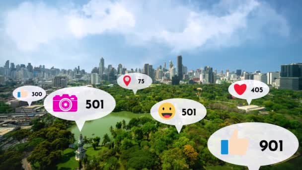 Social-Media-Ikonen fliegen über die Innenstadt und zeigen die Verbundenheit der Menschen über die Anwendungsplattform des sozialen Netzwerks. Konzept für Online Community und Social Media Marketing Strategie . - Filmmaterial, Video