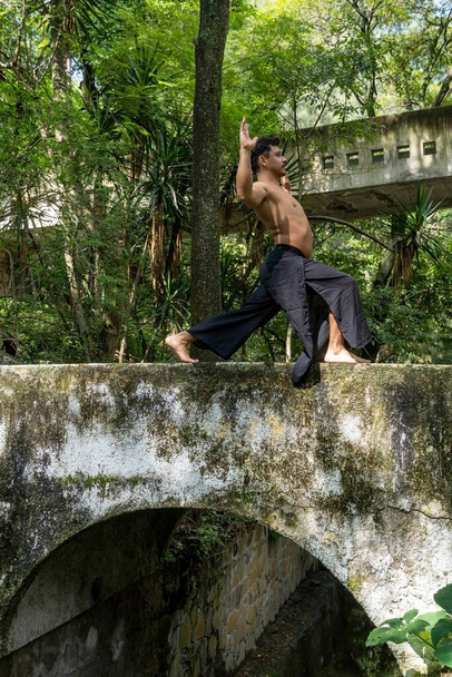 Mexikói férfi jógázik és nyújtózkodik az erdőben, Mexikóban, Guadalajara - Fotó, kép
