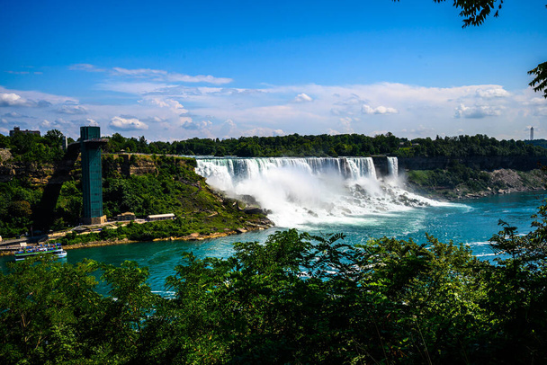 Kanadan puolella näkymä Niagara Falls, American Falls, Horseshoe Falls, Niagara River, turisti atractions, kasinot, ilotulitus ja veneretkiä auringonlaskun; Niagara Falls, Ontario, Kanada - Valokuva, kuva