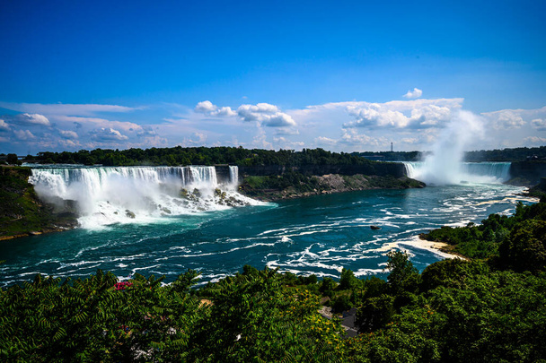 Kanadský boční pohled na Niagara Falls, American Falls, Horseshoe Falls, Niagara River, turistické atrakce, kasina, ohňostroje a výlety lodí při západu slunce; Niagara Falls, Ontario, Kanada - Fotografie, Obrázek