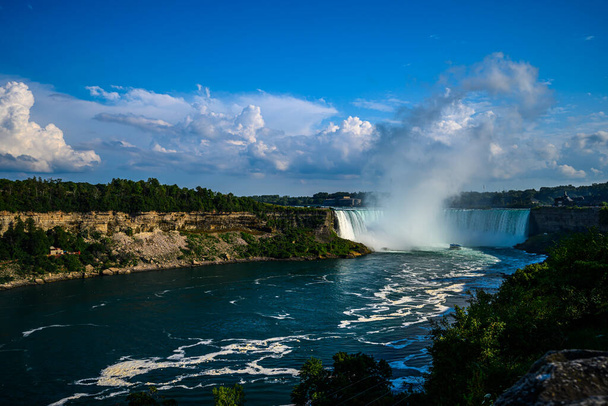 Kanada 'nın Niagara Şelaleleri, American Falls, Horseshoe Falls, Niagara Nehri, turistik bölgeler, kumarhaneler, havai fişekler ve gün batımında tekne turları; Niagara Şelaleleri, Ontario, Kanada - Fotoğraf, Görsel