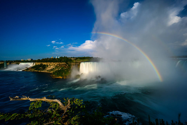 Vista laterale canadese delle Cascate del Niagara, American Falls, Horseshoe Falls, Niagara River, attrazioni turistiche, casinò, fuochi d'artificio e tour in barca al tramonto; Cascate del Niagara, Ontario, Canada - Foto, immagini