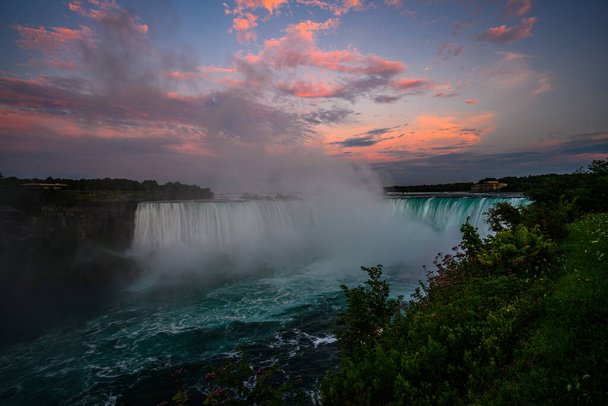 Kanadyjski widok na wodospad Niagara, wodospad amerykański, wodospad Horseshoe, rzeka Niagara, atrakcje turystyczne, kasyna, fajerwerki i wycieczki statkiem o zachodzie słońca; wodospad Niagara, Ontario, Kanada - Zdjęcie, obraz