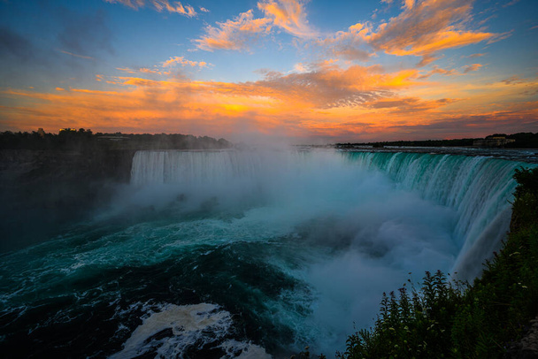 Kanadyjski widok na wodospad Niagara, wodospad amerykański, wodospad Horseshoe, rzeka Niagara, atrakcje turystyczne, kasyna, fajerwerki i wycieczki statkiem o zachodzie słońca; wodospad Niagara, Ontario, Kanada - Zdjęcie, obraz