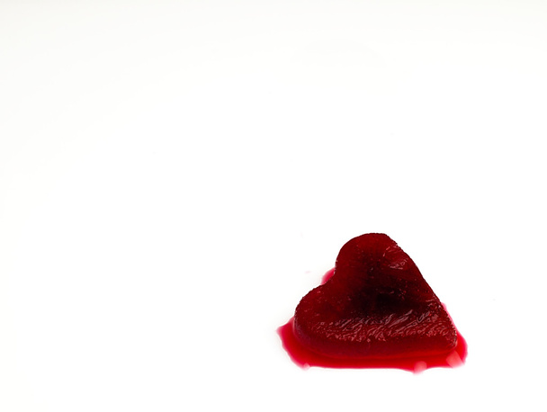 Hielo rojo en forma de corazón en la sangre
. - Foto, Imagen