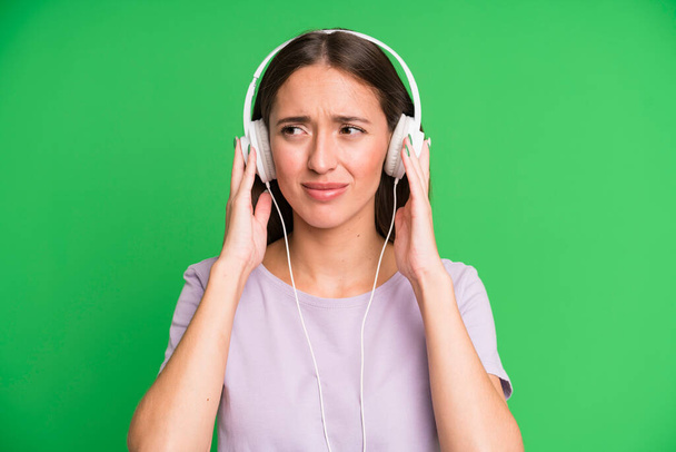 young pretty woman listening music with her headphones - Φωτογραφία, εικόνα