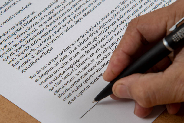 firma impresa del documento que muestra una mano y un bolígrafo. - Foto, imagen