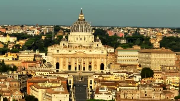 Zoomed πλάνο της μεγαλοπρεπούς Βασιλικής του Αγίου Πέτρου και πλατεία στο Βατικανό. Διάσημο ιταλικό ορόσημο. Ρώμη, Ιταλία. - Πλάνα, βίντεο