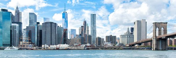 New York City Skyline showing Midtown and Lower Manhattan from the Brooklyn Bridge Park. Iconic New York and famous tourist destination at the waterfront. - Foto, Imagem