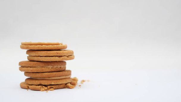 Печенье из цельной пшеницы с арахисовым маслом на белом фоне - Фото, изображение