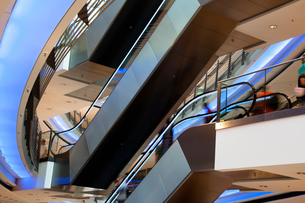 En escaleras mecánicas en centro comercial moderno
 - Foto, Imagen