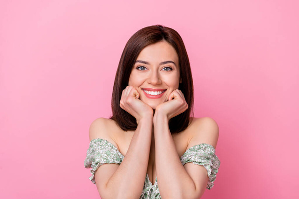 Фото приємної солодкої задоволеної леді, що блищить зубною посмішкою, пальма торкається обличчя сексуальне модне вбрання ізольоване на рожевому кольоровому фоні
. - Фото, зображення
