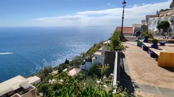 Praiano, Campania, Italië - 2 oktober 2022: Overzicht van de kust vanaf Piazza San Luca - Video