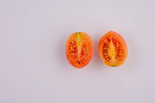 Las variedades de tomate tailandés tienen nombre See Da or See Da Thip on white background, Close-up - Foto, imagen