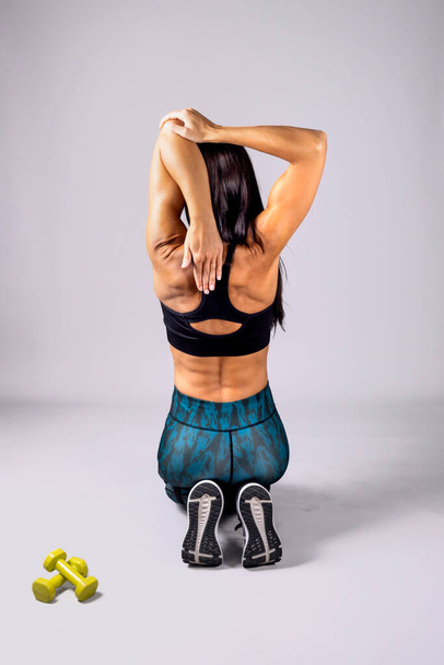 Entraîneur de yoga féminin effectuant des étirements - Photo, image