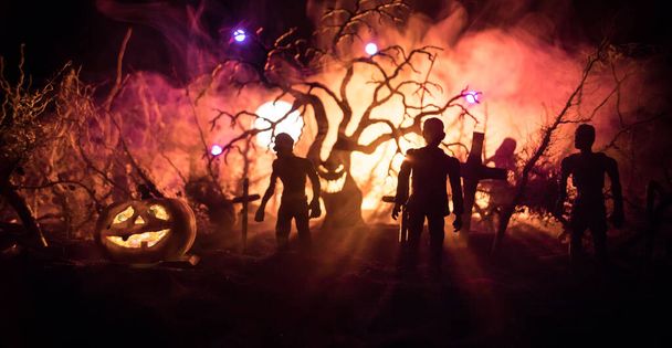 Ijesztő kilátás zombik temetőben halott fa, hold, templom és kísérteties felhős ég köd, horror Halloween koncepció. Szelektív fókusz - Fotó, kép