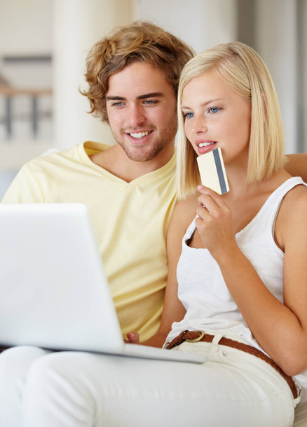 Zakup online jest szybki i łatwy. Szczęśliwa młoda para kupuje online swoją kartą kredytową - Zdjęcie, obraz
