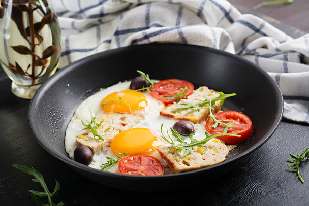 Жареное яйцо, мясной рулет и помидоры. Кето, палеозавтрак. - Фото, изображение
