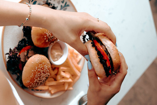 Lahodný burger s grilovaným hovězím masem, zeleninou, omáčkou. Koncept rychlého občerstvení a nezdravého jídla. - Fotografie, Obrázek