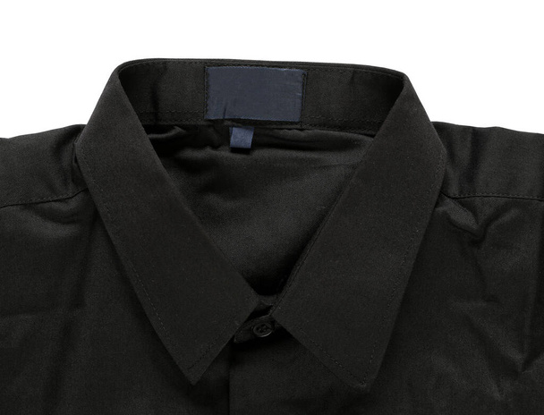 Κοντινό πλάνο στο γιακά μέρος του μαύρου πουκάμισου και έχουν μονοπάτια απόληξης. - Φωτογραφία, εικόνα
