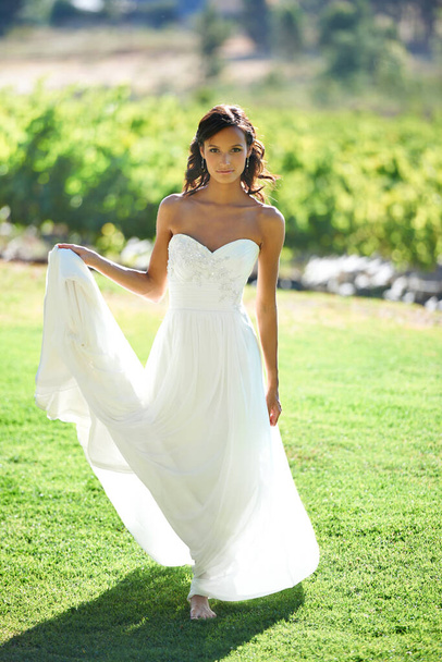 Barefoot bride. A beautiful bride standing in front of a vineyard - Foto, Imagem