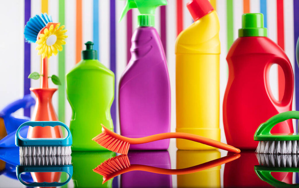Tema de limpieza de casa y oficina. Kit de limpieza colorido sobre fondo en forma de rayas de colores. - Foto, imagen