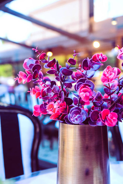 gedroogde bloem op tafel - Foto, afbeelding