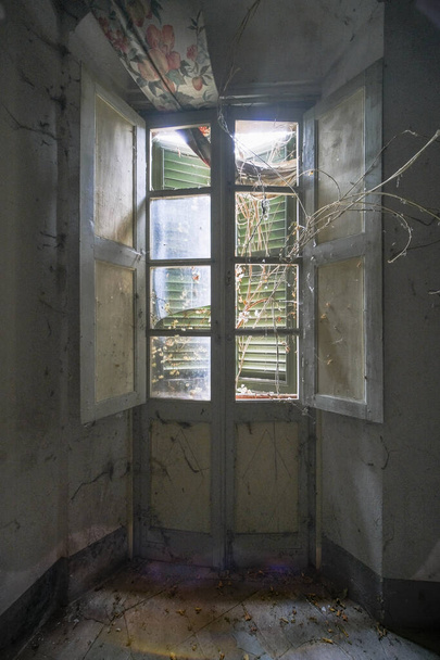 hölzerne Terrassentür in alten großen verlassenen luxuriösen Haus. Hochwertiges Foto - Foto, Bild