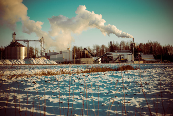 a kémény és a fehér füst - retro vintage ipari park - Fotó, kép