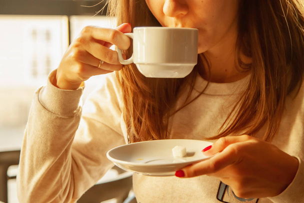 Caffè. Bella ragazza godendo di una tazza di caffè. Donna con la tazza di bevanda. Immagine orizzontale. - Foto, immagini