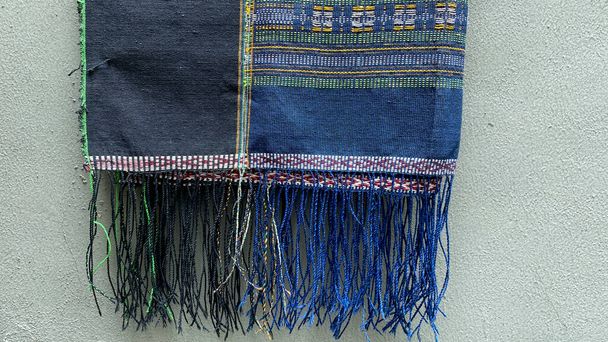 Vêtements ethniques Batak est appelé "ulos" contre le mur gris - Photo, image