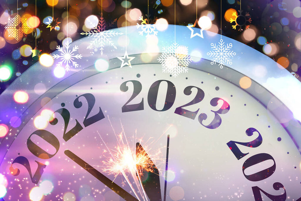 Collage festif d'horloge et lumières floues sur fond sombre, gros plan. Fête du Nouvel An - Photo, image