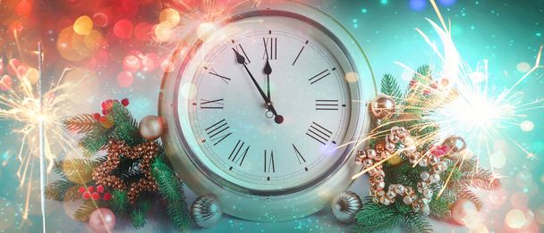 Collage festif d'horloge, d'étincelles de Noël et de lumières floues. Fête du Nouvel An - Photo, image