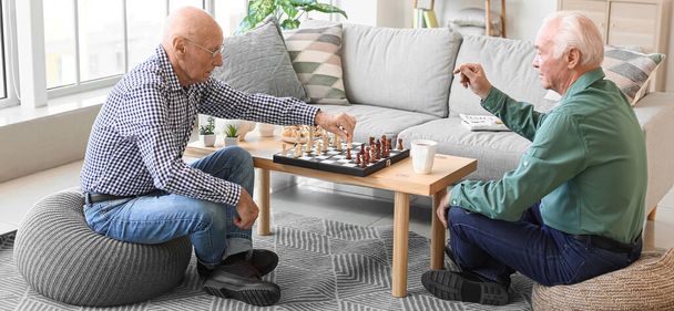Starszych mężczyzn grających w szachy w domu - Zdjęcie, obraz