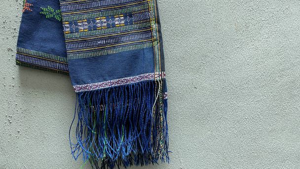 Batak etnische kleding heet "ulos" tegen grijze muur - Foto, afbeelding
