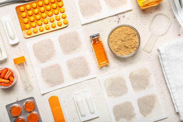 emplastros de mostarda com medicamentos sobre fundo branco - Foto, Imagem