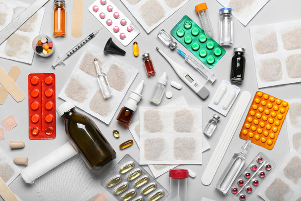 emplastros de mostarda com medicamentos em fundo cinza - Foto, Imagem
