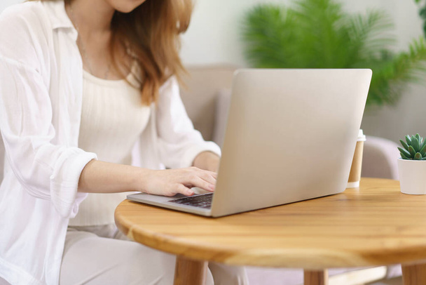 Concepto de negocio en el hogar, mujer de negocios que usa el ordenador portátil para escribir datos y trabajar en la oficina en el hogar. - Foto, imagen