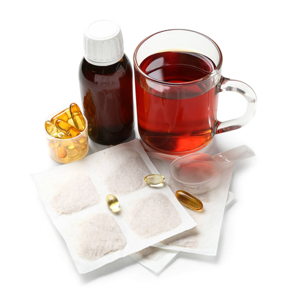 Gessi di senape con sciroppo per la tosse, pillole e tazza di tè su sfondo bianco - Foto, immagini