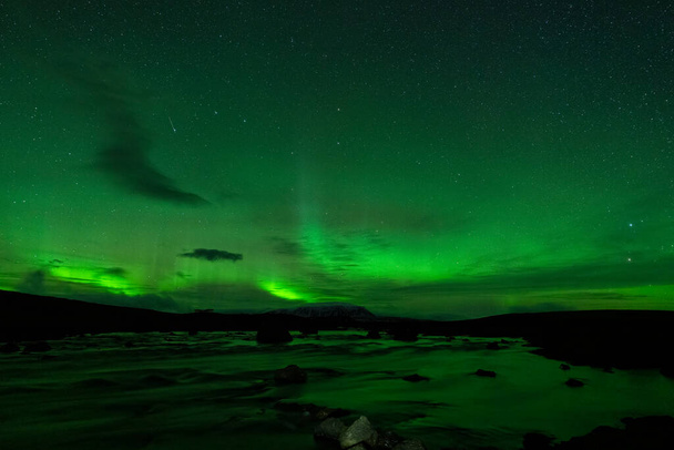 Luces boreales sobre el río, larga exposición - Foto, imagen